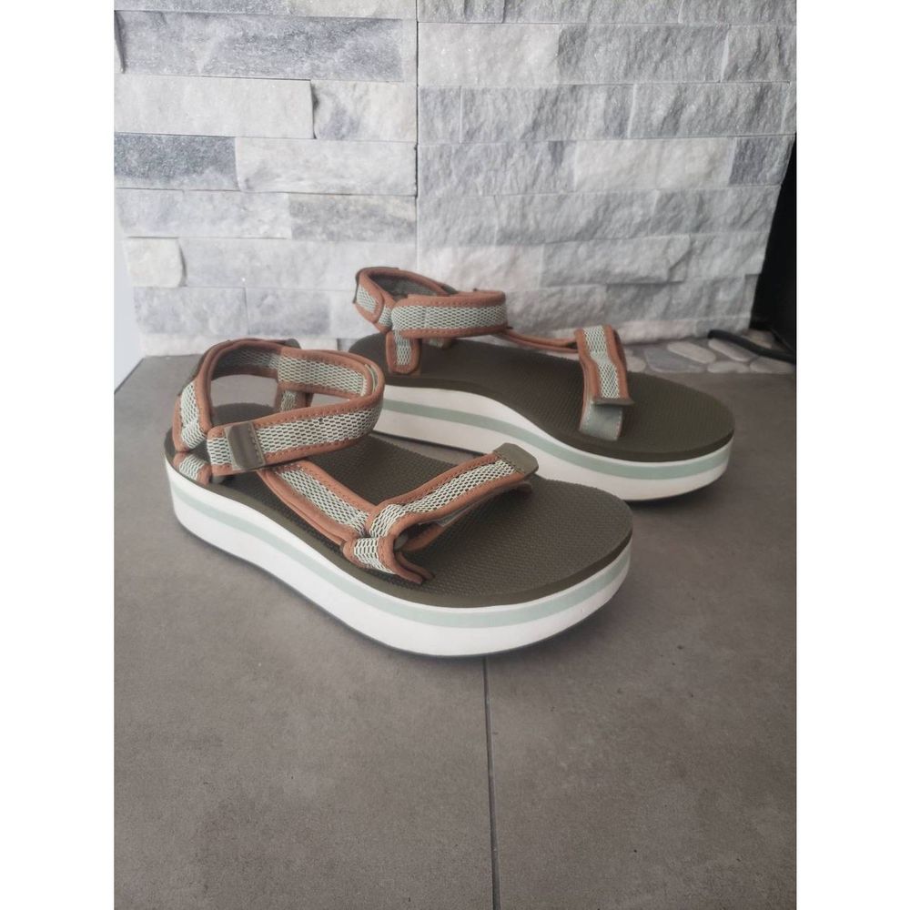 Teva sandals size 8 olive flatform universal mesh print